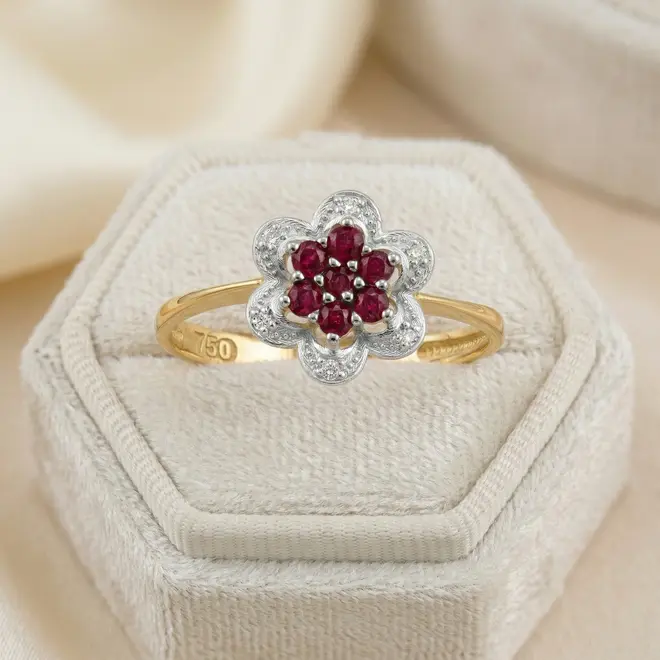 Anel de Ouro modelo Flor com 6 Diamantes e 7 Rubis