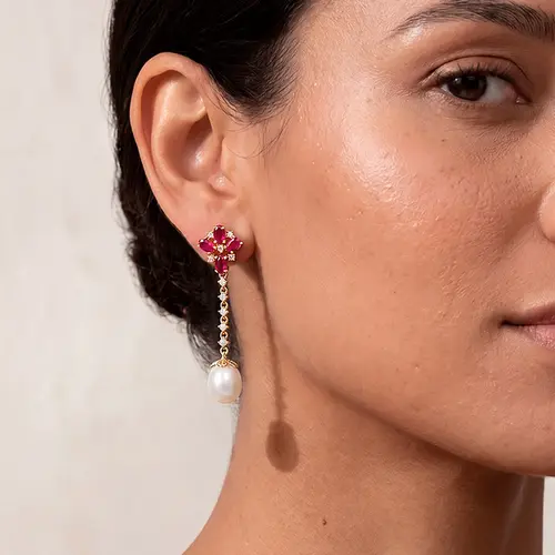 Brincos de Ouro com Pérolas, 22 Diamantes e 8 Rubis