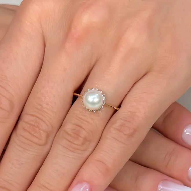 Anel de Ouro com Pérola de 7 mm e 16 Diamantes