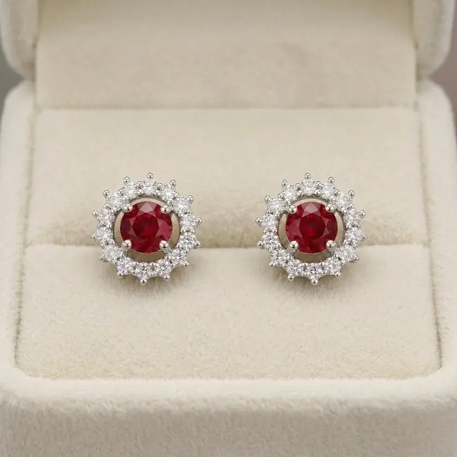 Par de Brincos de Ouro com 24 Diamantes e 30 Pts em Rubis