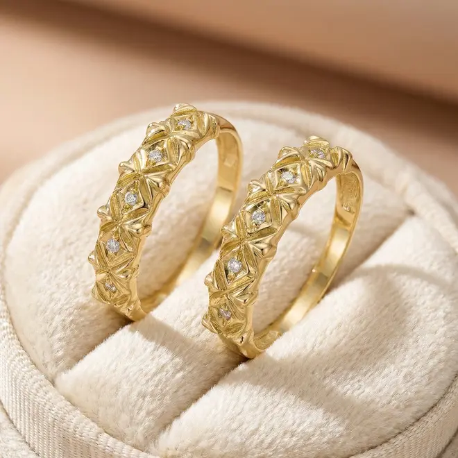 Par de Aparadores de Ouro trabalhados com Diamantes