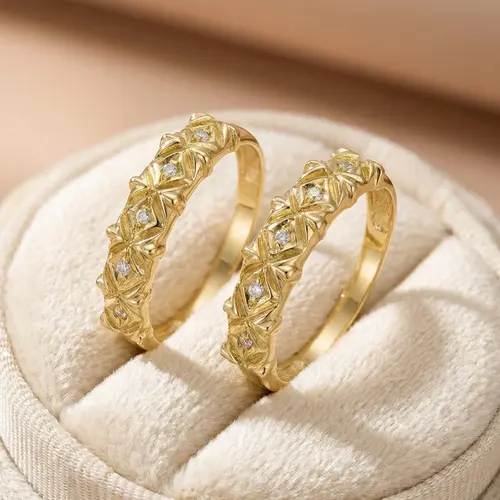 Par de Aparadores de Ouro trabalhados com Diamantes