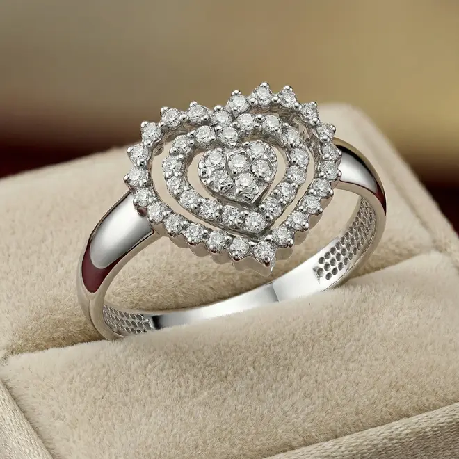 Anel de Ouro Branco modelo Coração com 46 Diamantes