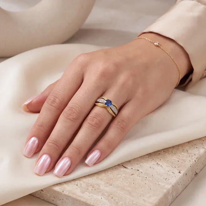 Anel com Safira e 4 Diamantes Laterais, em Ouro Amarelo