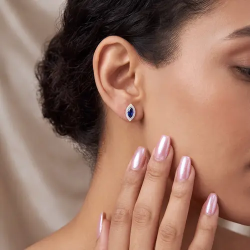 Brincos de Ouro modelo Navete com Diamantes e 72 Pts em Safiras