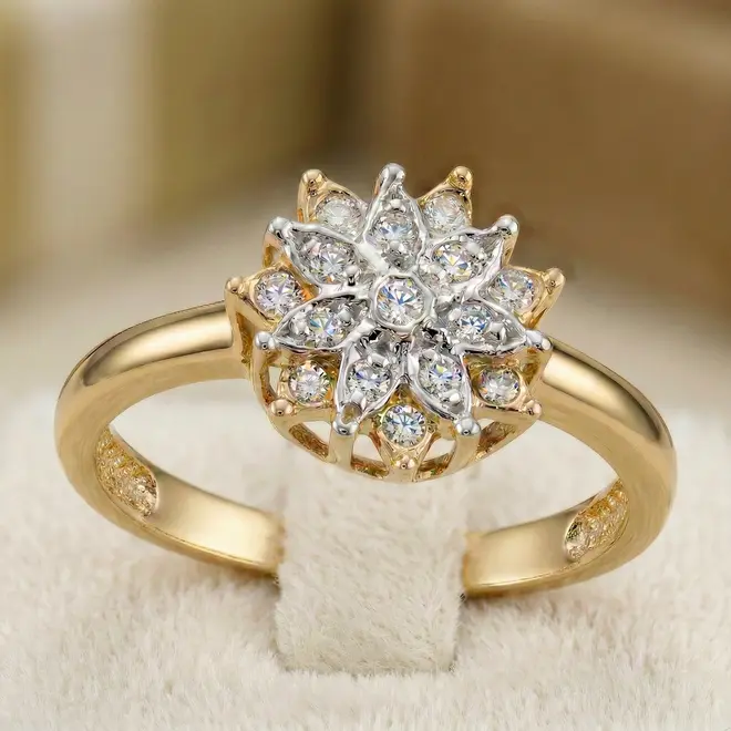 Anel Chuveiro tipo Flor de Ouro com 15 Diamantes