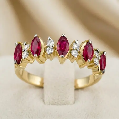 Anel de Ouro com 8 Safiras Brancas e 1,7 Ct em Rubis