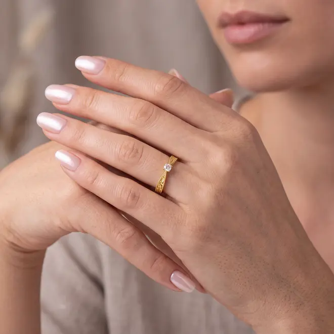 Anel Solitário de Ouro com Diamante de 25 Pts e aro todo trabalhado