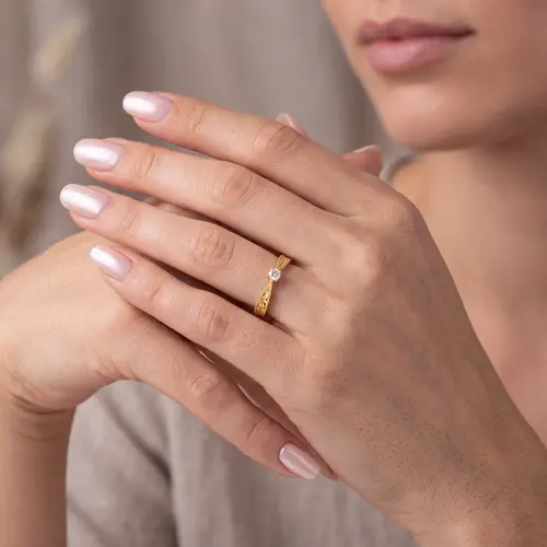 Anel Solitário de Ouro com Diamante de 25 Pts e aro todo trabalhado