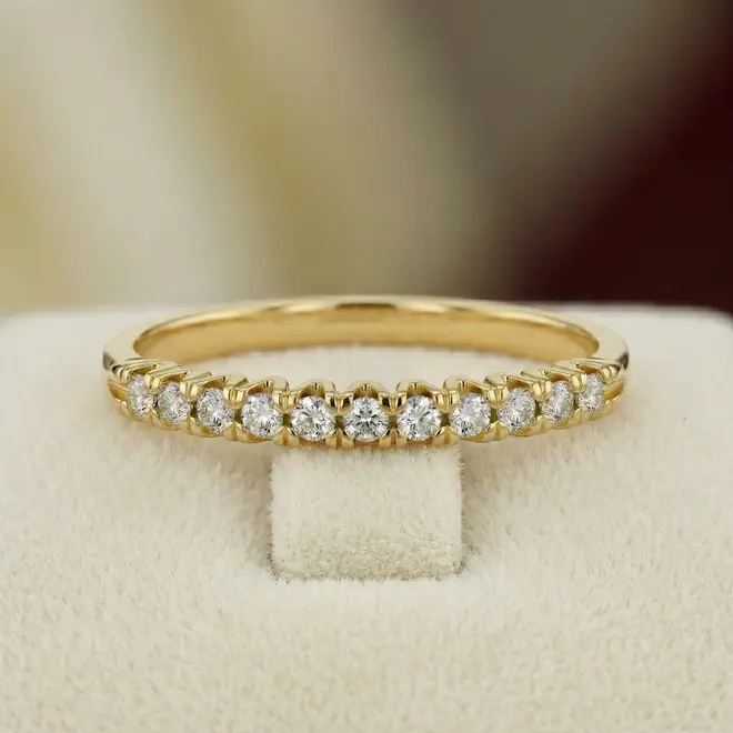 Meia Aliança de Ouro com 11 Diamantes