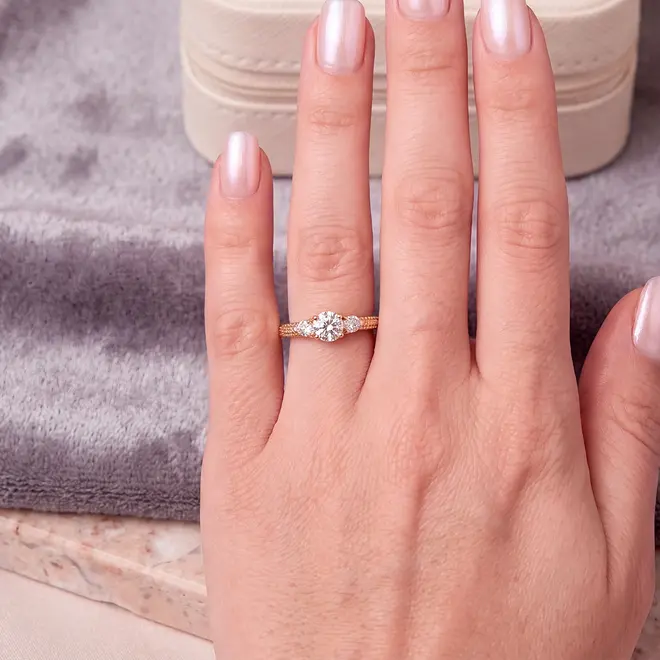 Anel com Diamantes e Cristal