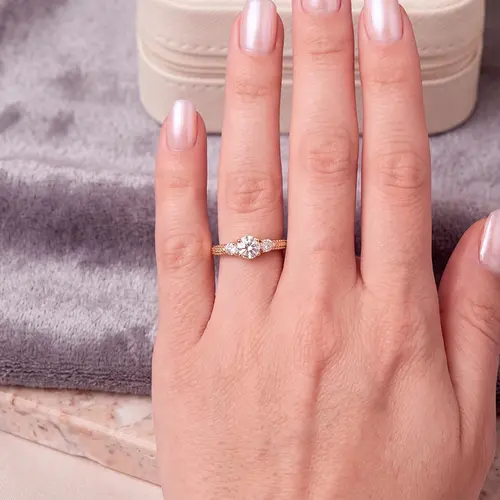 Anel com Diamantes e Cristal
