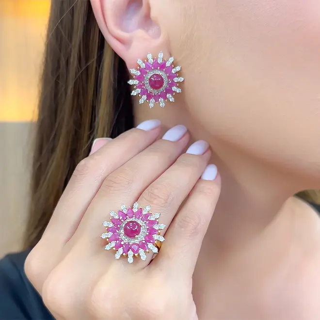 Conjunto Anel e Par de Brincos com Diamantes e Rubis, com Acabamento em Ouro Amarelo  61054