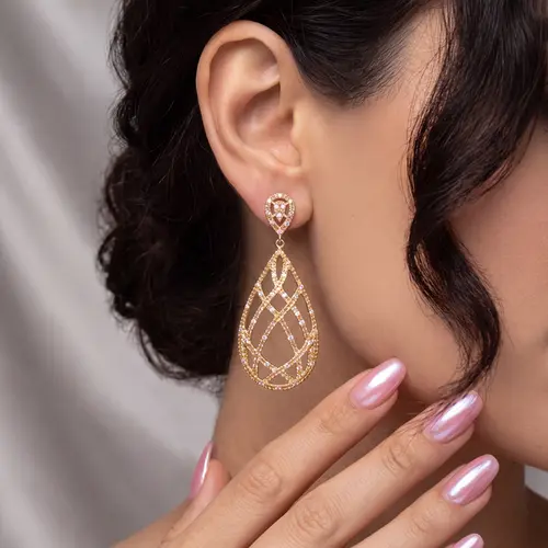 Par de Brincos de Ouro Trabalhados com 82 Diamantes