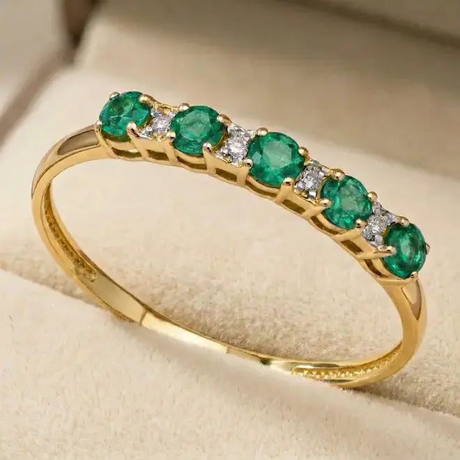 Meia Aliança de Ouro com 4 Diamantes e 5 Savoritas