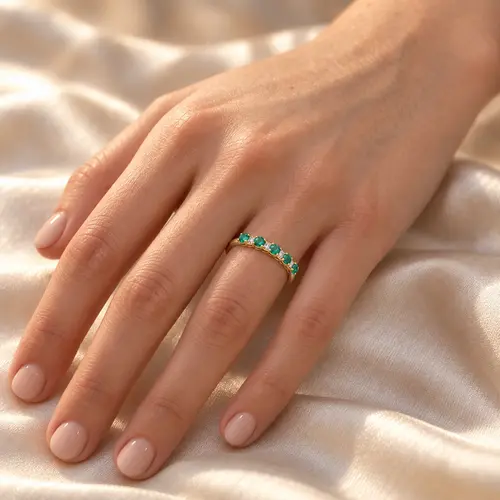 Meia Aliança de Ouro com 4 Diamantes e 5 Savoritas