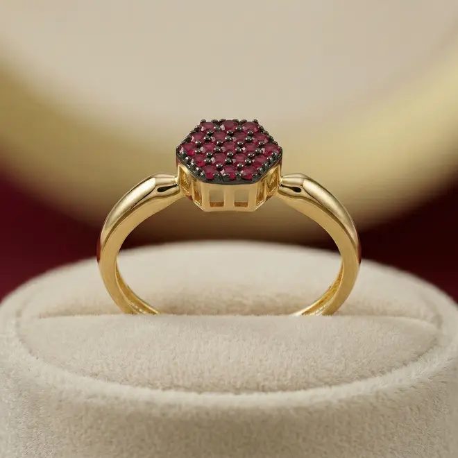 Anel Chuveiro Sextavado de Ouro com 19 Rubis