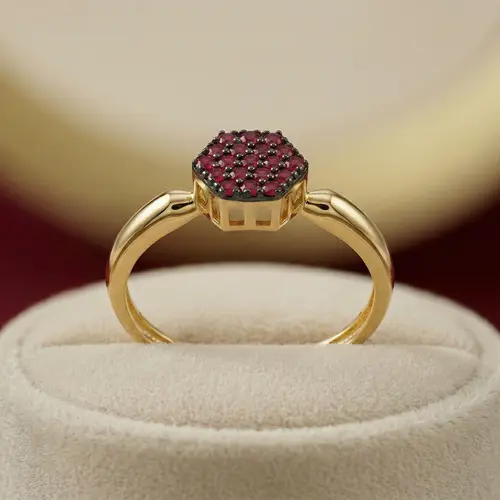 Anel Chuveiro Sextavado de Ouro com 19 Rubis
