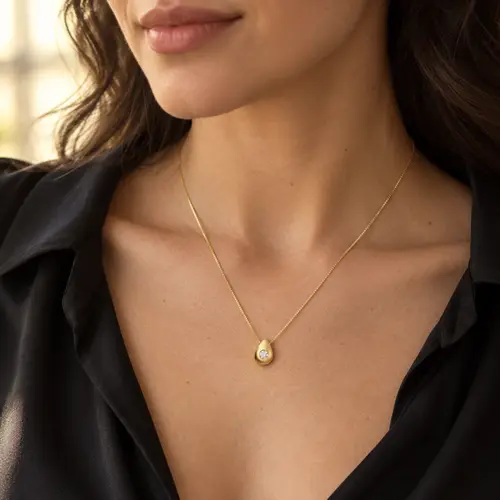 Colar de Ouro com Pingente Gota com Diamante