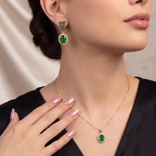 Conjunto Brincos e Pingente com Cristal Esmeralda e Cristais