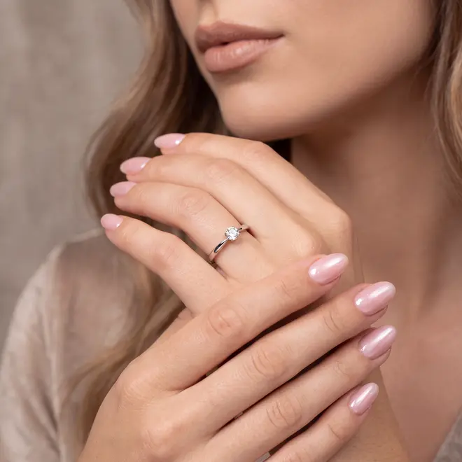 Anel Solitário de Ouro Branco com Diamante de 25 Pts