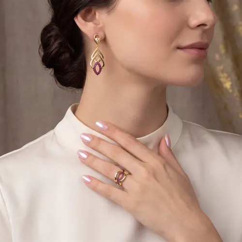 Conjunto com Diamantes e Cristais Vermelhos, com Acabamento em Ouro