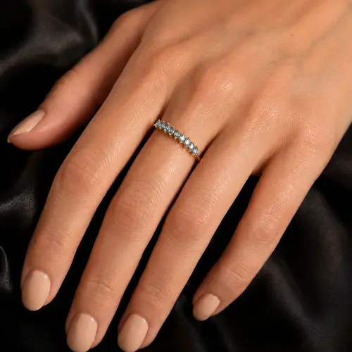 Meia Aliança de Ouro com 1,0 Ct em Topázios London Blue navetes