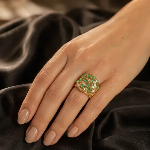 Anel Aramado de Ouro com 8 Diamantes e 15 Esmeraldas totalizando 3,45 Cts