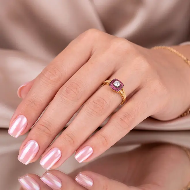 Anel com Diamantes, Cristais Vermelhos e Cristal, Acabamento em Ouro