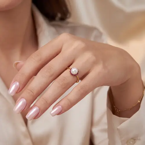 Anel com Cristais Vermelhos e Pérola de 7 mm, Acabamento em Ouro