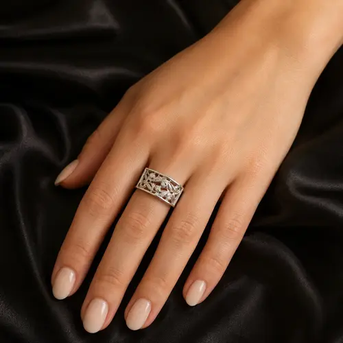 Anel de Ouro Branco com 4 Diamantes totalizando 7 Pts