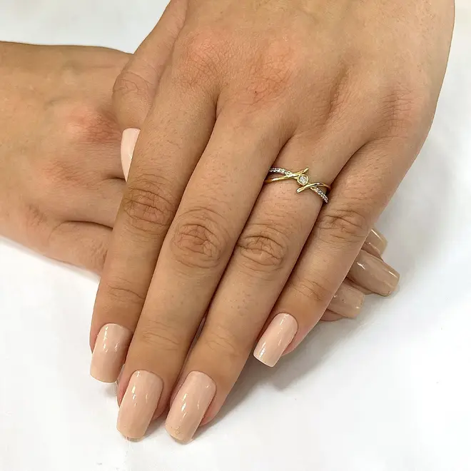Anel Trabalhado com Diamantes totalizando 20 pts., em Ouro Amarelo