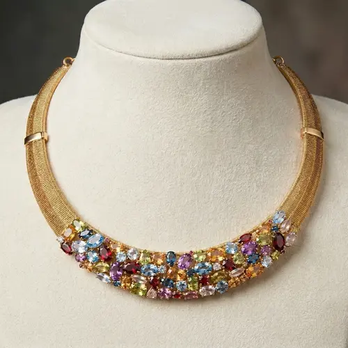 Gargantilha Aramada com Mix de Gemas totalizando 30,0 Cts., em Ouro Amarelo
