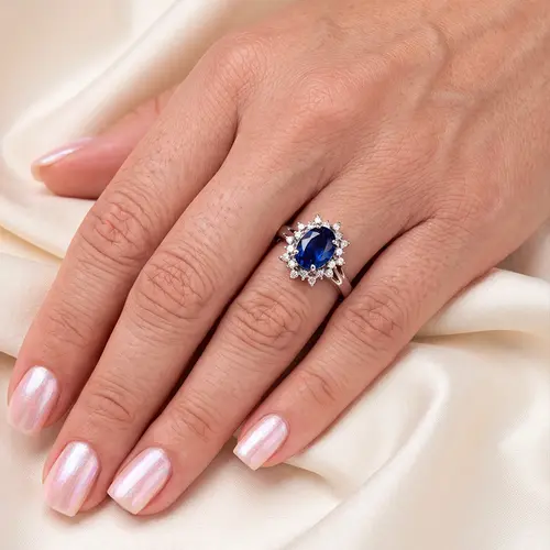 Anel com 20 Diamantes e Safira de 1,80 Cts., em Ouro Branco