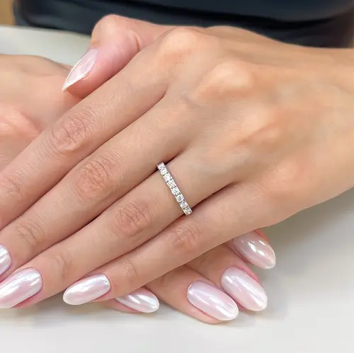 Meia Aliança de Ouro Branco com 40 Pts em Diamantes