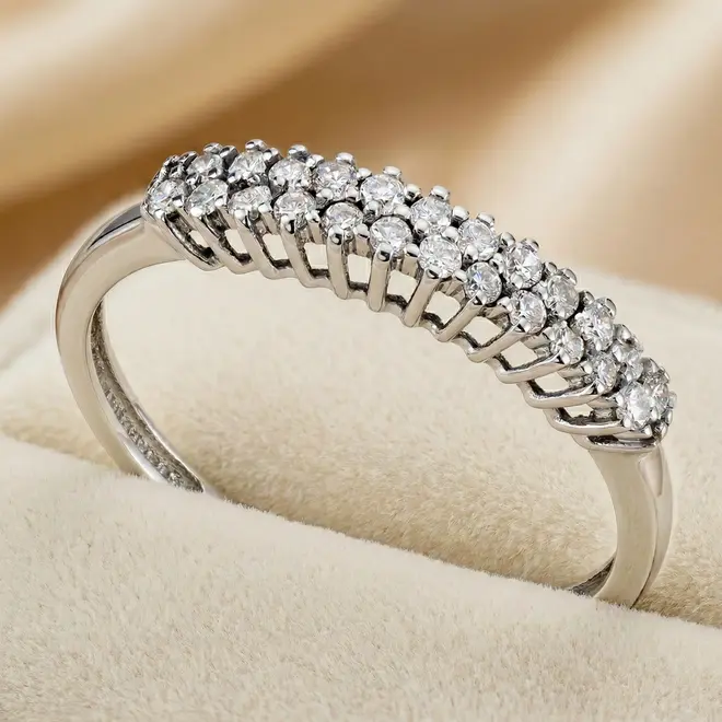 Meia Aliança de Ouro Branco com 22 Diamantes