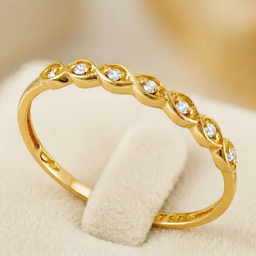 Meia Aliança de Ouro modelo Trançado com 7 Diamantes