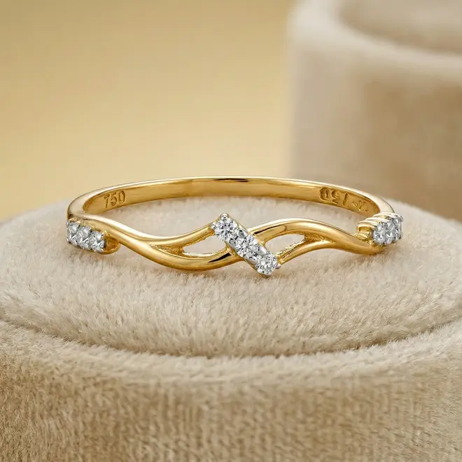 Meia Aliança de Ouro modelo Ondulado com 9 Diamantes