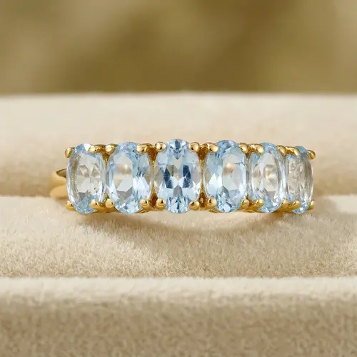 Meia Aliança de Ouro com 1,26 Ct em Águas Marinhas