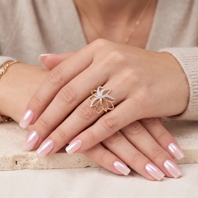 Anel de Ouro modelo Flor com 8 Pts em Diamantes
