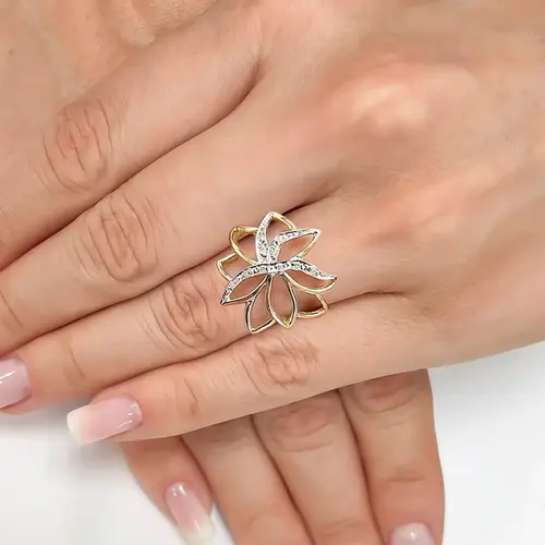 Anel de Ouro modelo Flor com 8 Pts em Diamantes