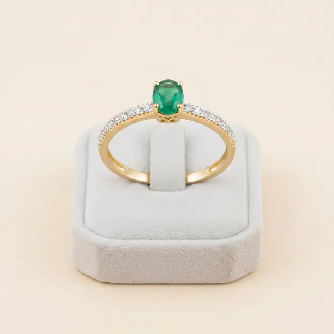 Anel de Ouro com Diamantes e Esmeralda oval de 48 Pts