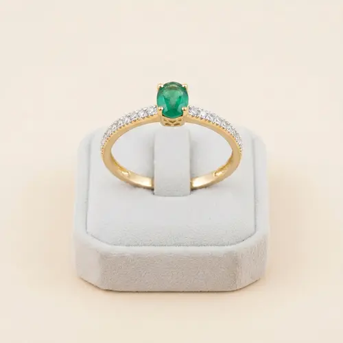 Anel de Ouro com Diamantes e Esmeralda oval de 48 Pts