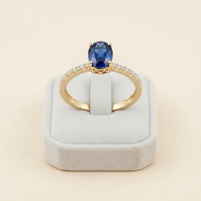 Anel de Ouro com Diamantes e Safira oval de 52 Pts