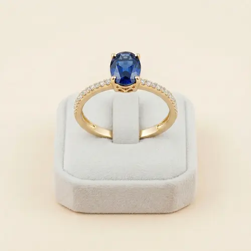 Anel de Ouro com Diamantes e Safira oval de 52 Pts