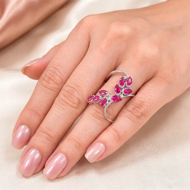 Anel de Ouro Branco com 9 Rubis e 21 Diamantes