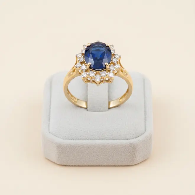 Anel de Ouro com 20 Diamantes e Safira de 1,80 Ct