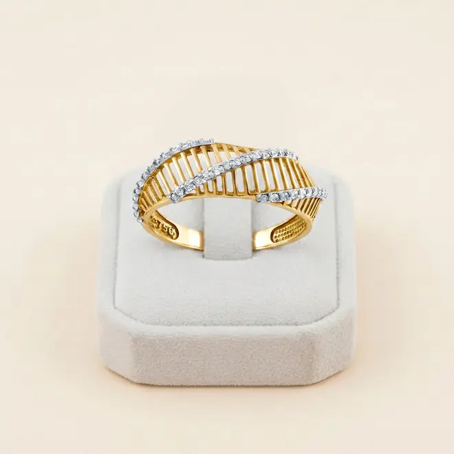 Anel de Ouro com 42 Diamantes em modelo Ondulado