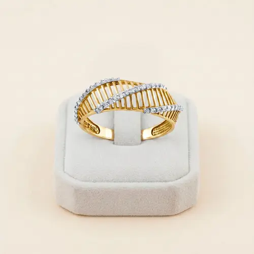 Anel de Ouro com 42 Diamantes em modelo Ondulado