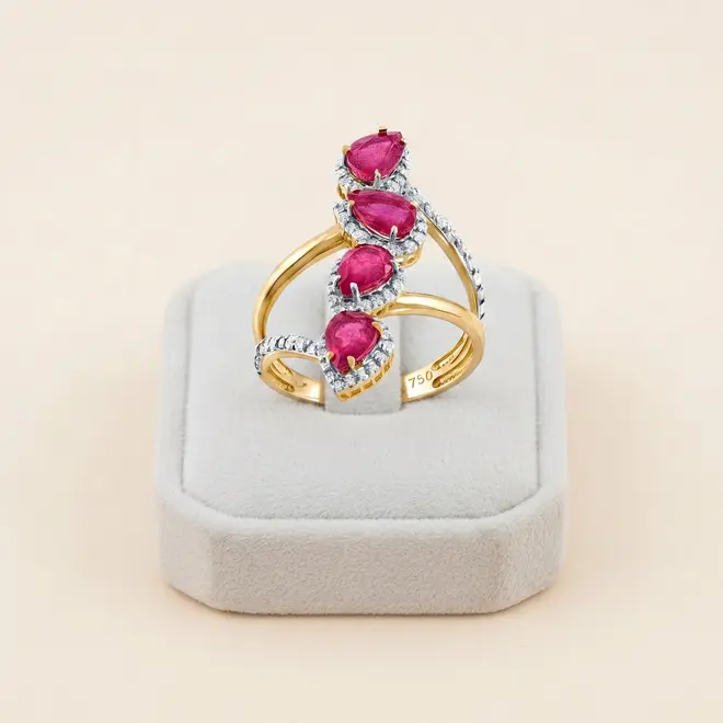 Anel de Ouro com 85 Diamantes e 2,60 Cts em Rubis